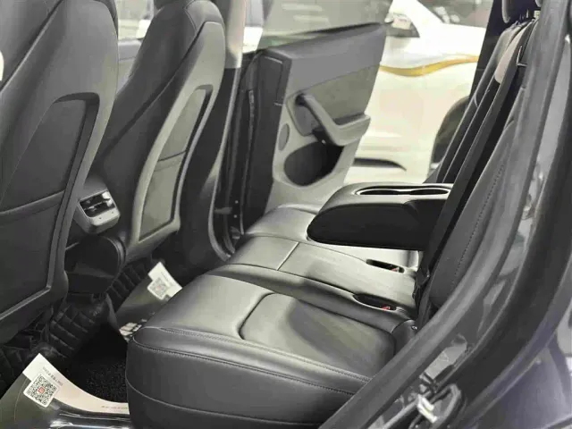 Tesla Model Y — Фото автомобиля 17