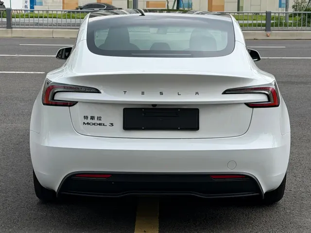 Tesla Model 3 — Фото автомобиля 13