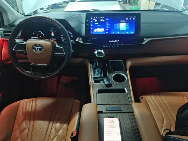 Toyota Sienna — Фото автомобиля 9