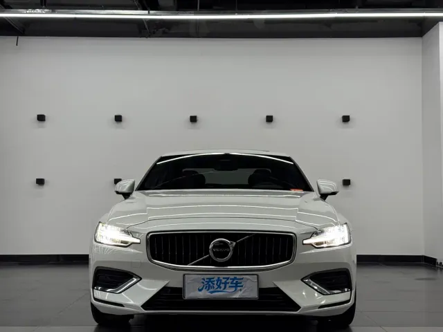 Volvo S60 — Фото автомобиля 2