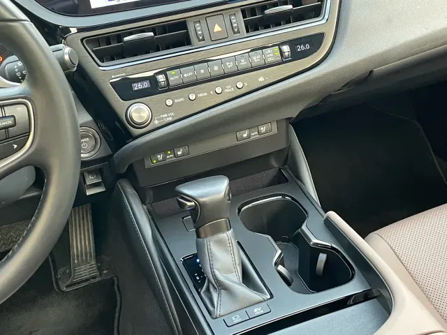 Lexus ES — Фото автомобиля 11