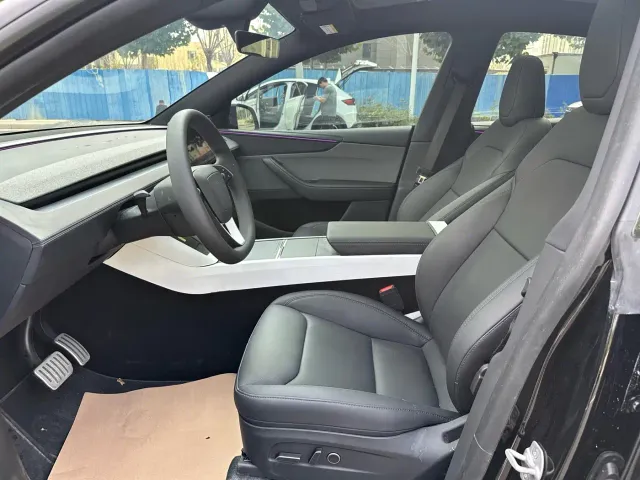 Tesla Model Y — Фото автомобиля 11