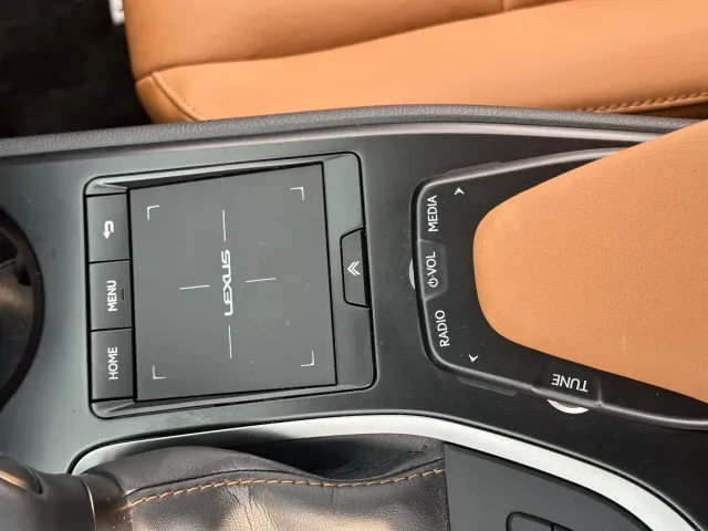 Lexus UX — Фото автомобиля 10