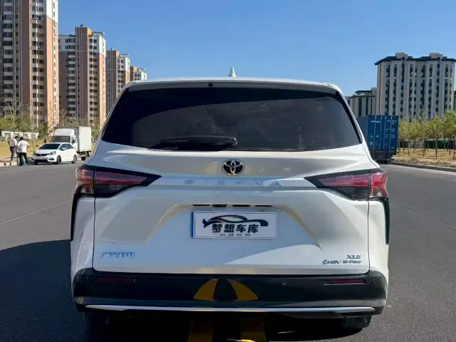 Toyota Sienna — Фото автомобиля 8