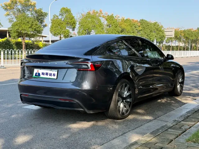 Tesla Model 3 — Фото автомобиля 10