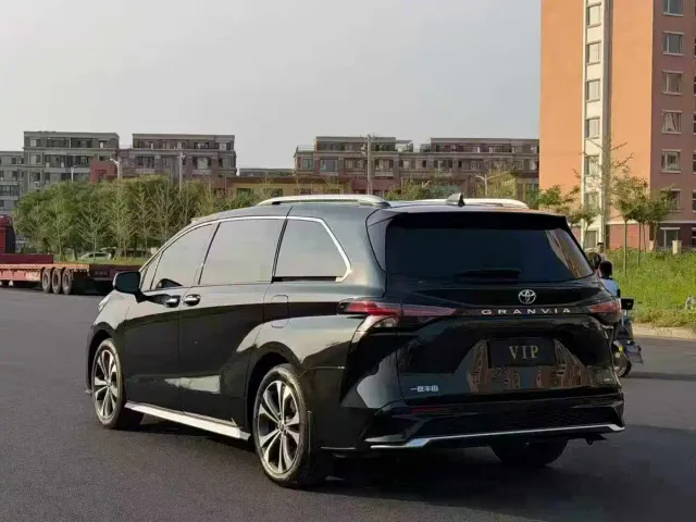 Toyota Granvia 2024 2.5L Hybrid Premium PLUS 4WD Edition — Фото автомобиля 7
