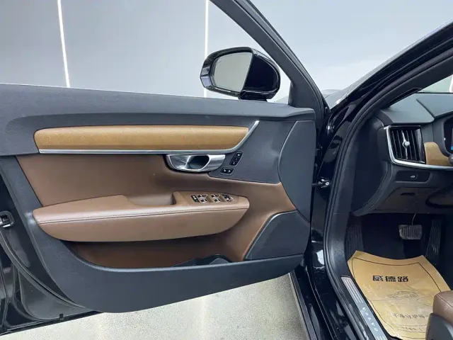 Volvo S90 — Фото автомобиля 10