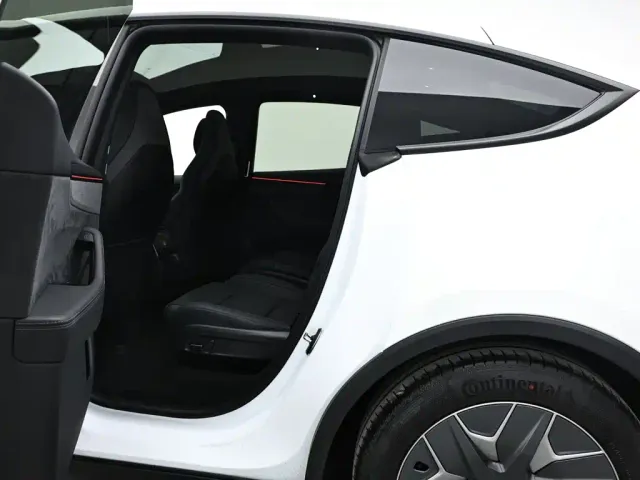 Tesla Model Y L — Фото автомобиля 12