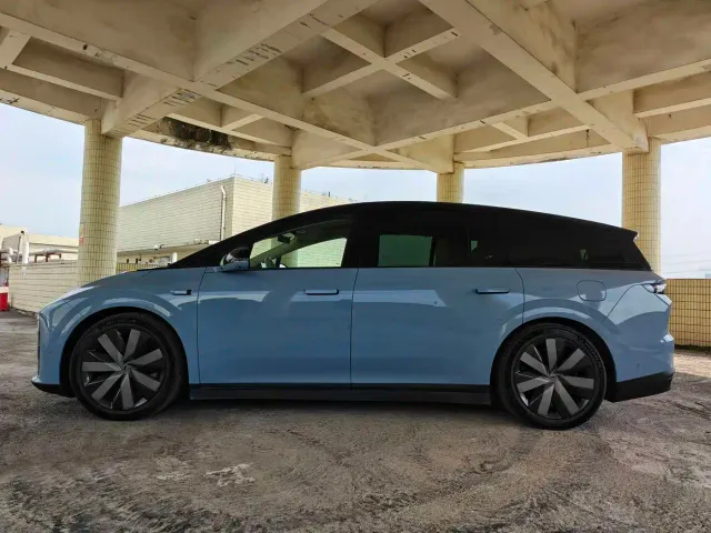 Li Auto i8 — Фото автомобиля 5