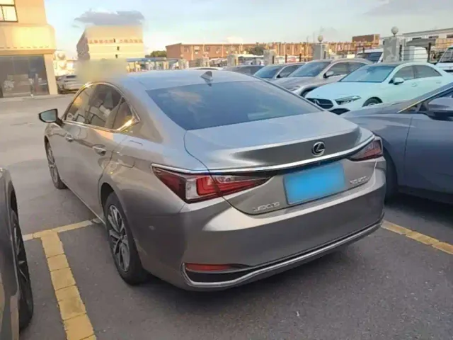 Lexus ES — Фото автомобиля 4