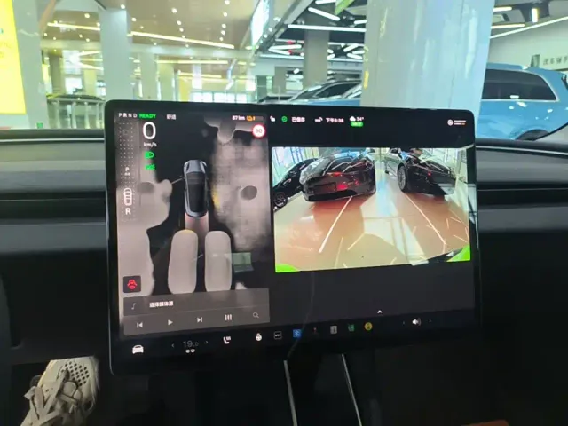 Tesla Model 3 — Фото автомобиля 12