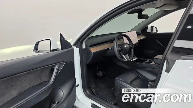 Tesla Model Y — Фото автомобиля 15