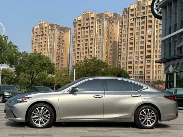 Lexus ES — Фото автомобиля 3