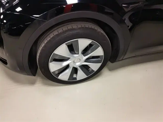 Tesla Model Y — Фото автомобиля 24