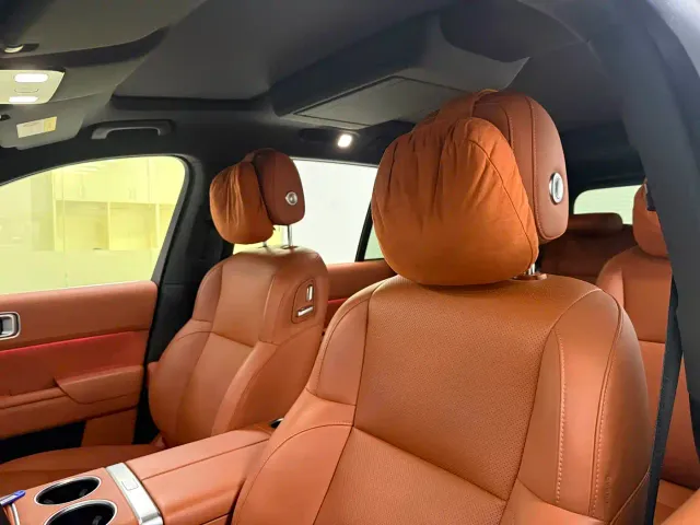 Li Auto L8 — Фото автомобиля 11