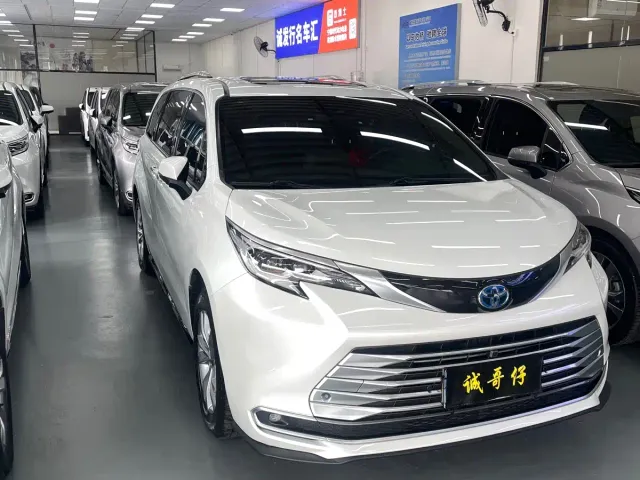 Toyota Sienna — Фото автомобиля 3