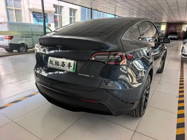 Tesla Model Y — Фото автомобиля 14