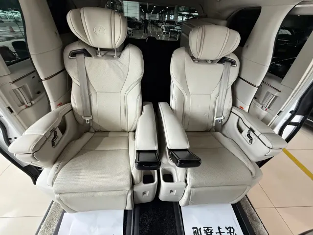 Lexus LM — Фото автомобиля 17