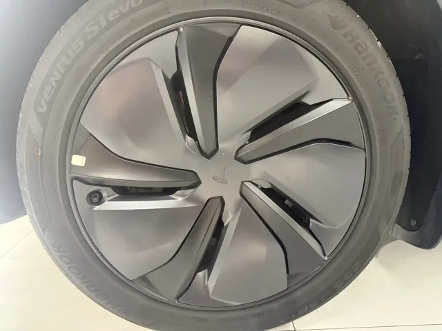 Tesla Model Y — Фото автомобиля 21