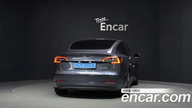 Tesla Model 3 — Фото автомобиля 4