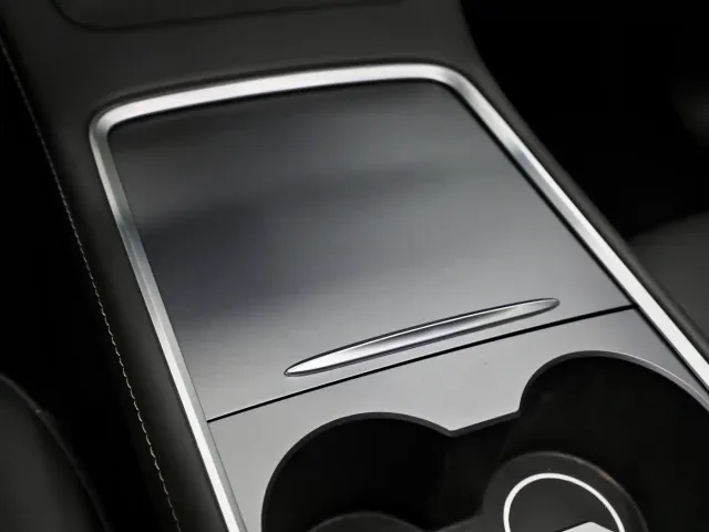 Tesla Model Y — Фото автомобиля 18