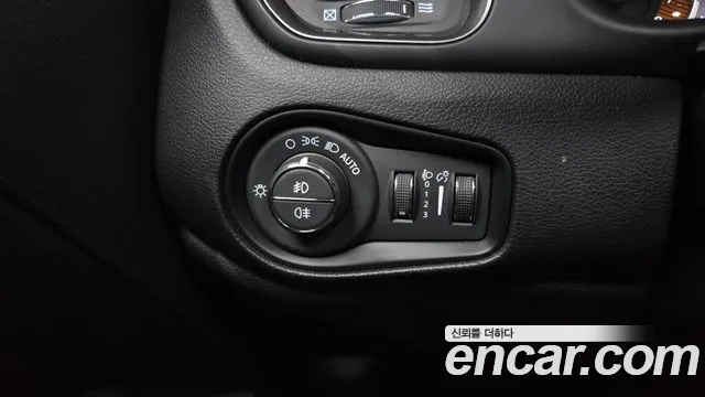 Jeep Renegade — Фото автомобиля 17