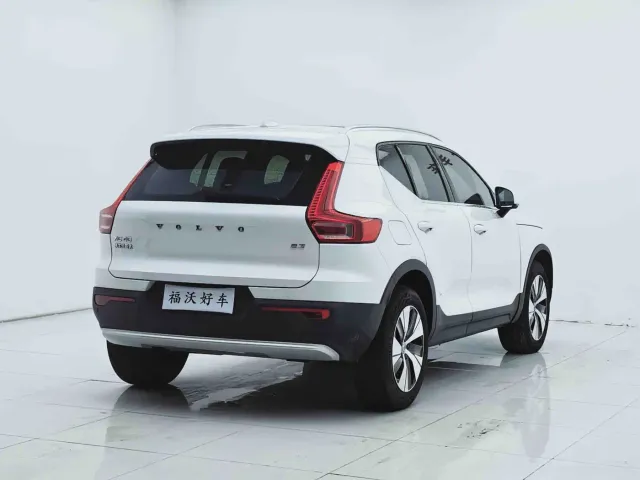 Volvo XC40 — Фото автомобиля 4