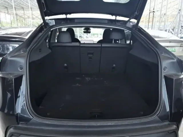 Tesla Model Y — Фото автомобиля 18