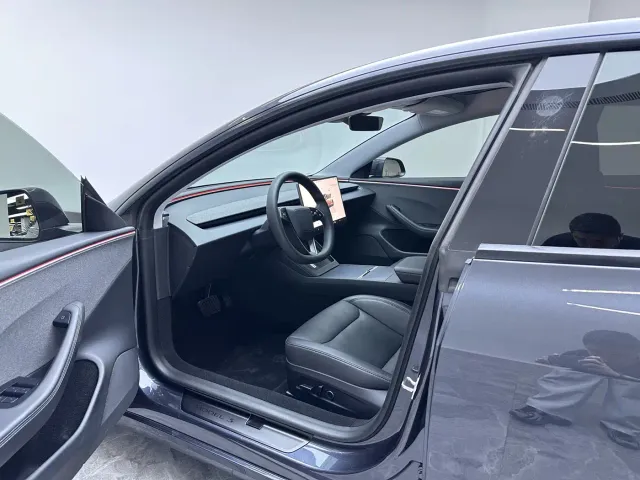 Tesla Model 3 — Фото автомобиля 16