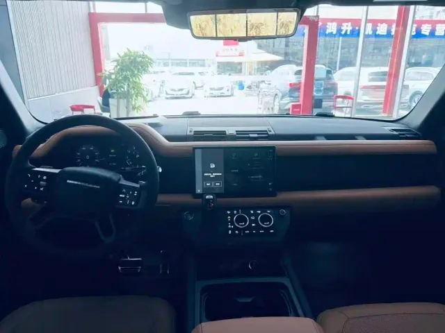 Land Rover Defender — Фото автомобиля 14