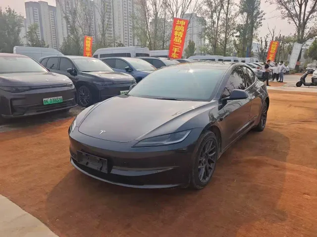 Tesla Model 3 — Фото автомобиля 3