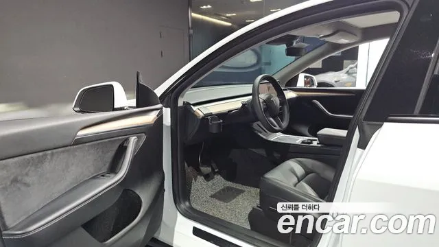 Tesla Model Y — Фото автомобиля 15