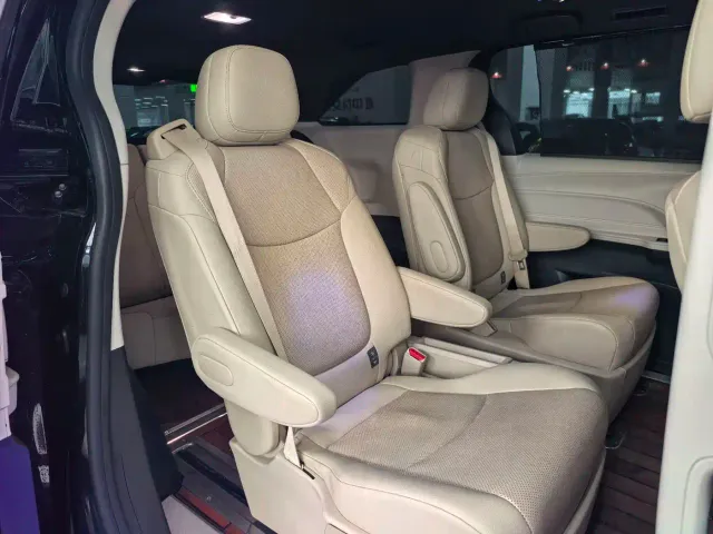 Toyota Sienna — Фото автомобиля 16