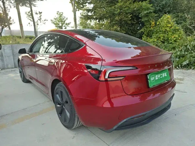 Tesla Model 3 — Фото автомобиля 4
