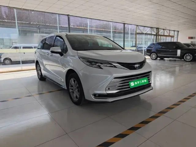 Toyota Sienna — Фото автомобиля 3