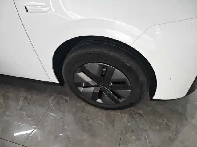 Li Auto MEGA — Фото автомобиля 22