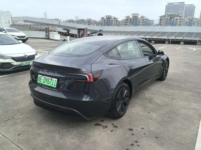 Tesla Model 3 — Фото автомобиля 4