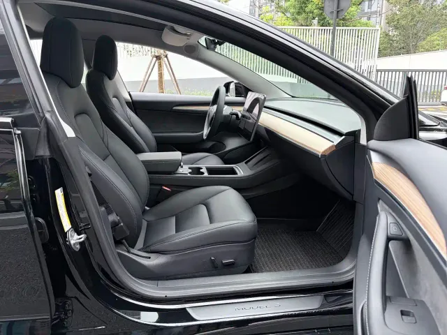 Tesla Model 3 — Фото автомобиля 12