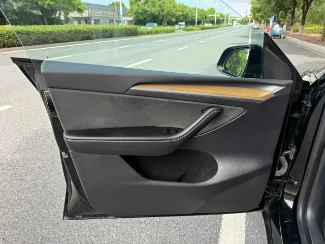 Tesla Model Y — Фото автомобиля 9
