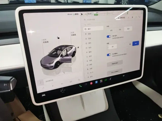 Tesla Model 3 — Фото автомобиля 12