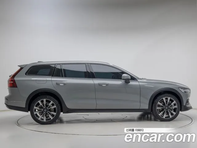 Volvo V60 Cross Country 2nd Gen — Фото автомобиля 6