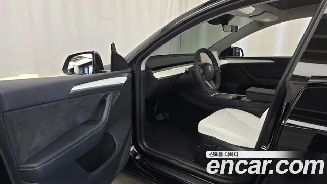 Tesla Model Y — Фото автомобиля 15