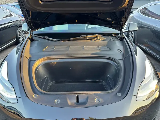 Tesla Model Y — Фото автомобиля 30