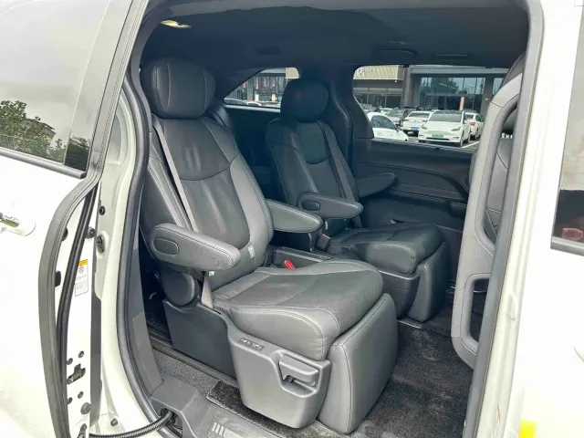 Toyota Sienna — Фото автомобиля 8