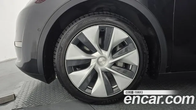 Tesla Model Y — Фото автомобиля 5