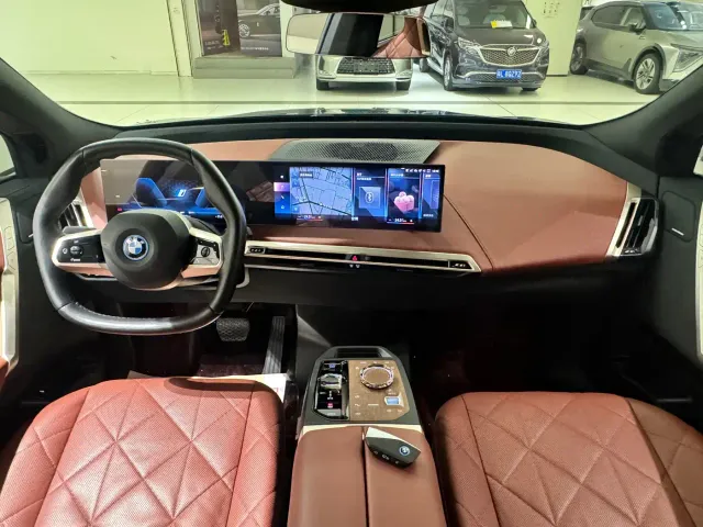 BMW iX — Фото автомобиля 10