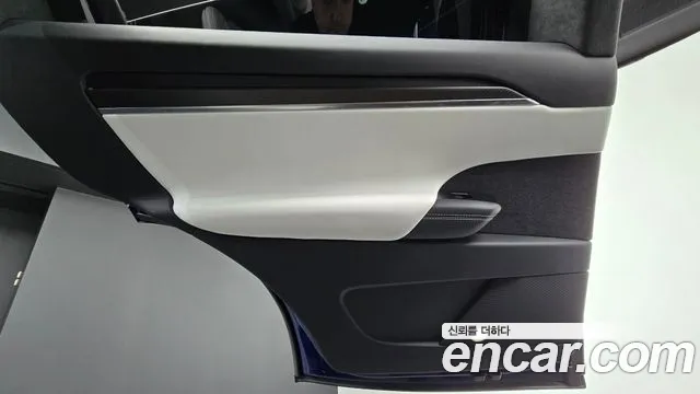 Tesla Model X — Фото автомобиля 14