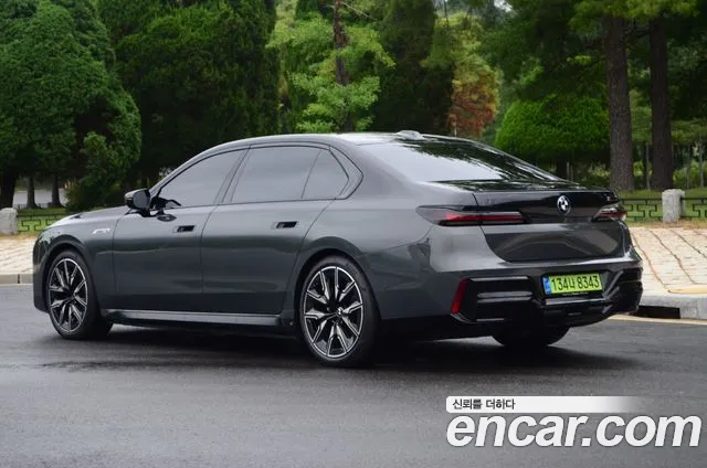 BMW i7 — Фото автомобиля 2
