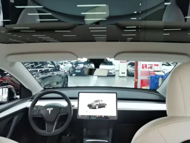 Tesla Model Y — Фото автомобиля 17