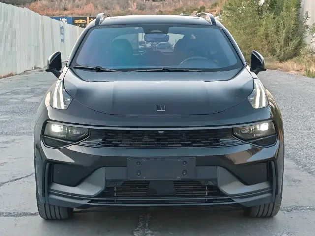 Lynk & Co 01 — Фото автомобиля 2